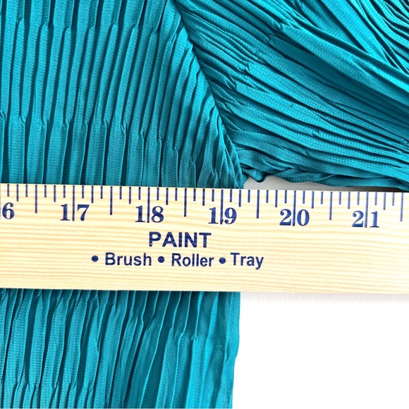 Urban Outfitters Textured Plisse Blouse Sz S NWT Green Light Split Hem 0161 - Picture 6 of 8